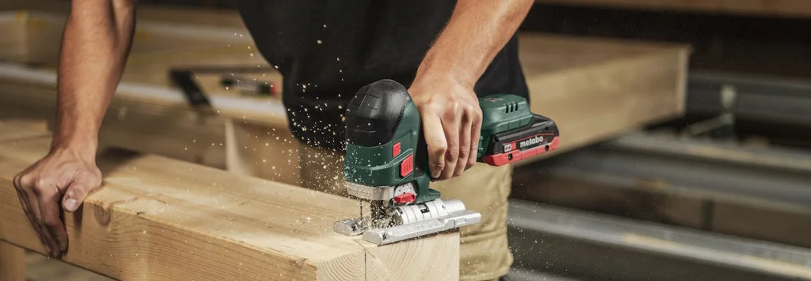 Person sägt Holz mit Stichsäge